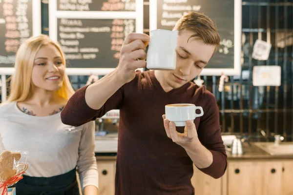 Barista homem e mulher fazendo café, casal de jovens que trabalham no café — Fotografia de Stock