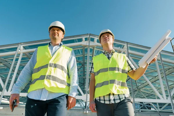 Male construction worker and engineer at the construction site. Building, development, teamwork and people concept — Stock Photo, Image