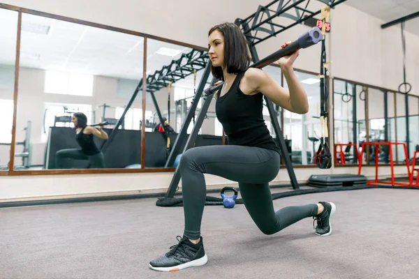 Young fitness woman exercising in modern sport gym. Fitness, sport, training, people concept. — Stock Photo, Image