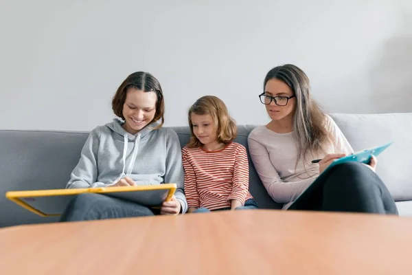 2 人の姉妹子供のオフィスで座っている若い女性の家族の心理学者と話している女の子 — ストック写真