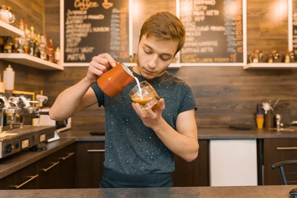 年轻男性咖啡师制作饮料的肖像。咖啡店经营理念 — 图库照片