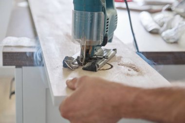 Marangozların yakın çekim el ahşap ile çalışırken profesyonel ahşap elektrikli aletler kullanarak. Ahşap panel tahta, marangozluk, ahşap, meslek, insanlar erkek oyma delik