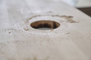 Ahşap tahta panelde ahşap elektrikli aletler, marangozluk, ahşap, meslek, insan ile delik açma nın yakın çekim