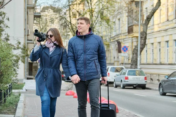 Junge positive Paar junge Männer und Frauen Blogger in der Stadt mit Kamera. Reisen, Städteblogging — Stockfoto
