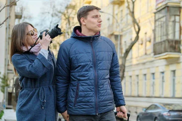 Jonge positieve paar jonge mannen en vrouwen blogger in de stad met camera. Reizen, stadsbloggen — Stockfoto