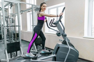 Modern spor spor salonunda egzersiz genç fitness kadın. Fitness, spor, eğitim, insanlar kavramı