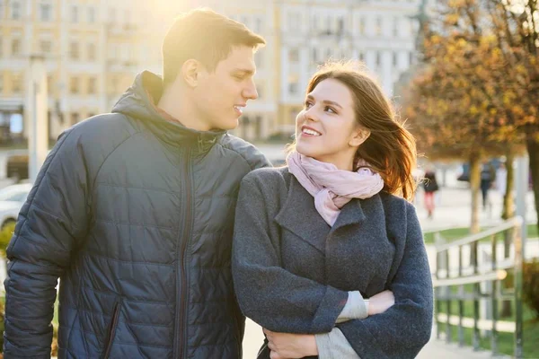 Retrato al aire libre de la feliz pareja abrazadora, hombre y mujer guapos caminando, fondo ciudad de la noche —  Fotos de Stock