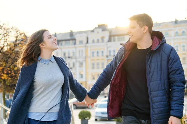 Pareja joven feliz hombre y mujer tomados de la mano —  Fotos de Stock