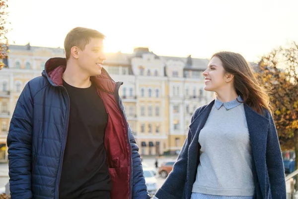 Pareja joven feliz hombre y mujer tomados de la mano —  Fotos de Stock