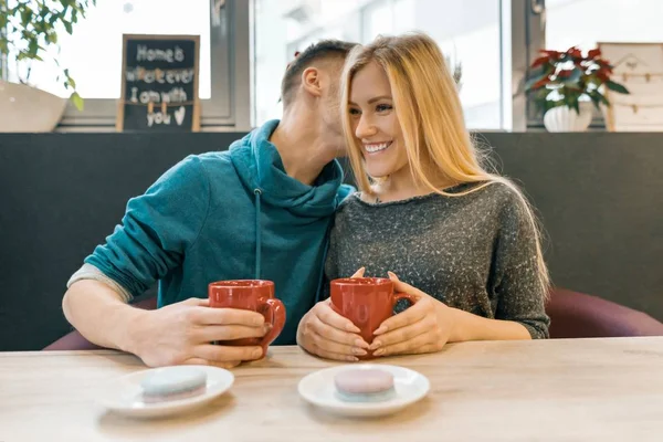 Jovem casal feliz no amor no café, jovem e mulher juntos sorrir abraçando beber chá de café — Fotografia de Stock