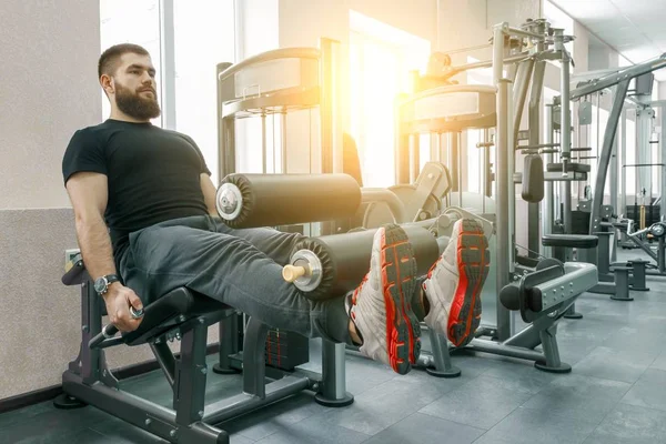 Athletischer muskulöser, bärtiger Mann, der in einer modernen Sporthalle turnt. Fitness, Sport, Training, Personenkonzept. — Stockfoto