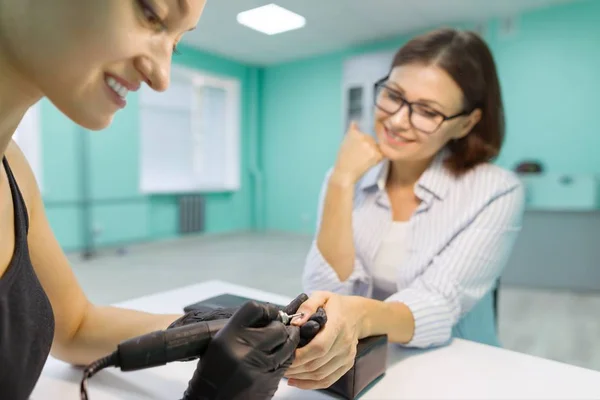 Close-up manicure proces. Jonge vrouw het krijgen van professionele manicure, schoonheidssalon, nagel verzorging. — Stockfoto