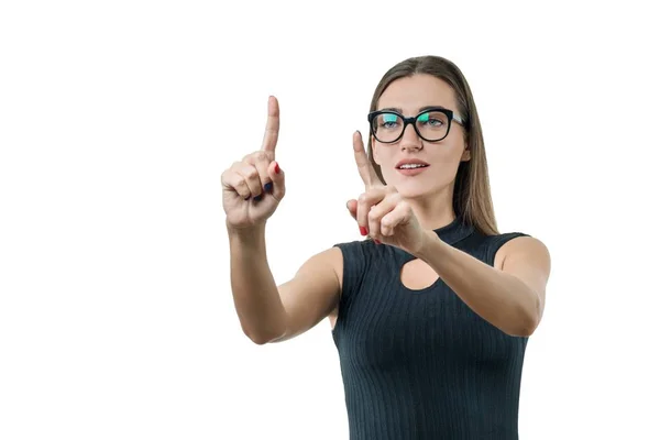 Femme d'affaires adulte avec des lunettes utilise un écran virtuel. Entreprises, finance, économie et technologie, isolées sur fond blanc . — Photo