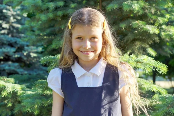 Πορτρέτο του πανέμορφου χαμογελαστή ξανθιά κορίτσι 7, 8 χρονών, παιδί με σχολική στολή. Φόντο ηλιόλουστη φωτεινή ημέρα — Φωτογραφία Αρχείου