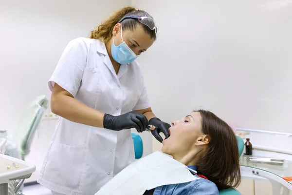 Kısmi protez, diş sandalyesinde oturan olgun kadın hasta, diş protezi yapan doktor diş hekimi. — Stok fotoğraf