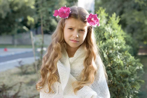 Retrato al aire libre de hermosa niña rubia con corona de flores rosadas frescas —  Fotos de Stock