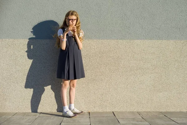 女孩吃冰淇淋, 背景灰色外墙, 复制空间 — 图库照片