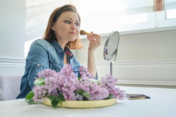 Porträtt av mogen kvinna med sminkspegel, vacker hona 40 år — Stockfoto