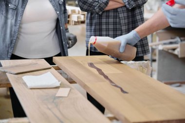 Ahşap için son koruyucu kapakile koruyucu eldivenlerde işçi elinin yakınkapatılması