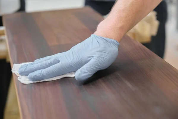 Primer plano de los trabajadores que cubren a mano tablón de madera con acabado cubierta protectora para madera — Foto de Stock