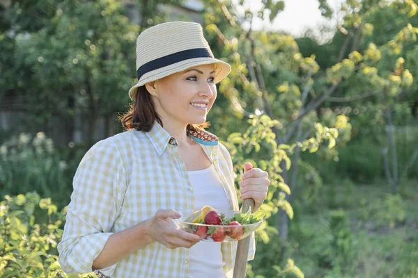 Retrato de verano al aire libre de mujer madura positiva en sombrero de paja en la naturaleza — Foto de Stock