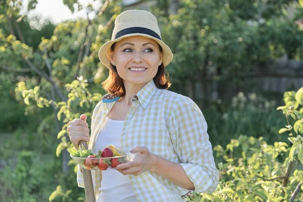 Retrato de verano al aire libre de mujer madura positiva en sombrero de paja en la naturaleza — Foto de Stock