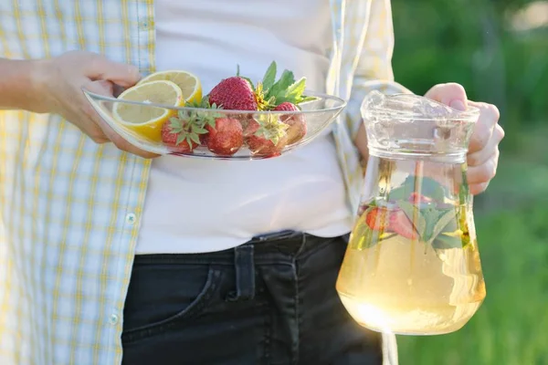 Весной прохладительные напитки, женщина в природе проведение банка клубничной мяты и лимона — стоковое фото