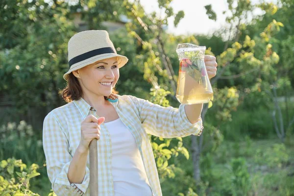 Retrato al aire libre de verano de mujer con bebida natural hecha de hierbas de menta de fresa, jardinería de mujer — Foto de Stock