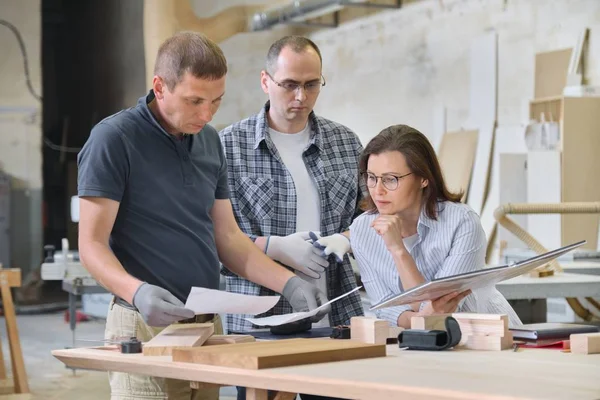 Team of woodworking workshop workers are discussing. Group of people client, designer or engineer and workers discuss work — Stock Photo, Image