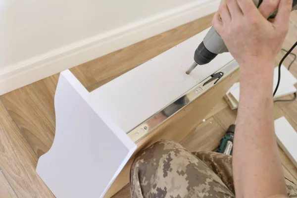 Instalación de mobiliario. Primer plano de la mano de los trabajadores con herramientas profesionales y detalles de muebles — Foto de Stock