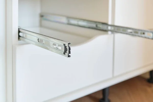 Möbeldetails hautnah, Einbau von Schubladen im Schrank — Stockfoto