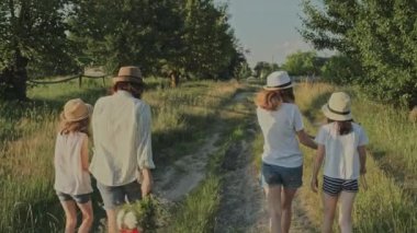 Kızlarıyla yürüyen anne, çocuğun elini tutan kadın