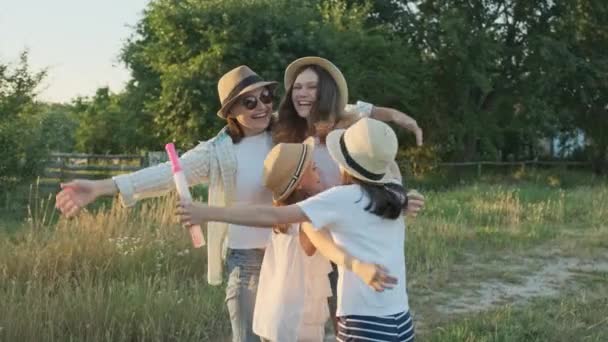 Gelukkige Moeder Knuffelen Kinderen Vrouw Met Drie Dochters Natuur Achtergrond — Stockvideo