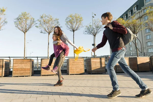 Φίλοι έφηβοι μαθητές με σχολικά σακίδια, διασκεδάζουν στο δρόμο από το σχολείο — Φωτογραφία Αρχείου