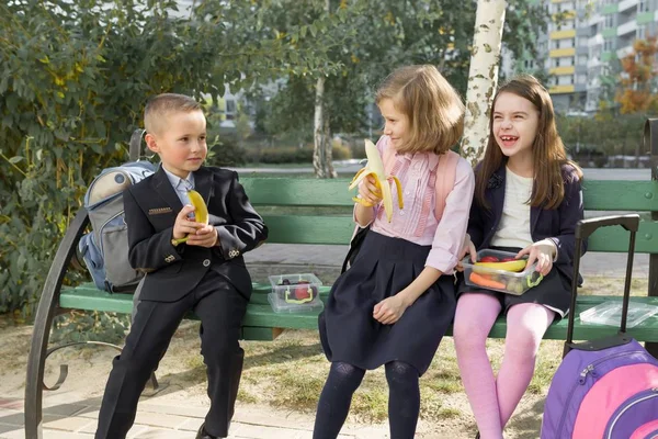 Ritratto autunnale di bambini con cestini da pranzo, zaini scolastici . — Foto Stock