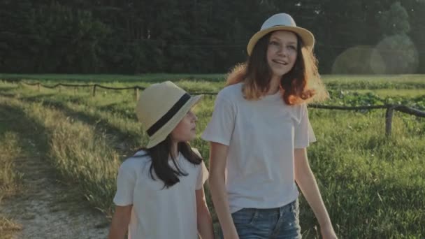 女孩的孩子 母亲和女儿走在大自然中 夏季景观背景 黄金时间 — 图库视频影像