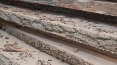 Ahşap işçiliği marangozluk atölyesinde ahşap yakınsama.