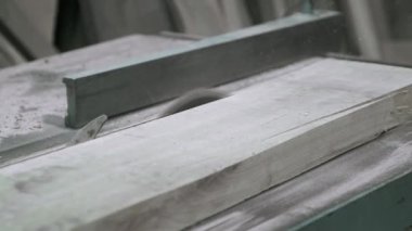 Marangoz atölyesinde ahşap işleme makinesinde ahşap plakanın kapatılması, marangozun uçak kullanılarak.