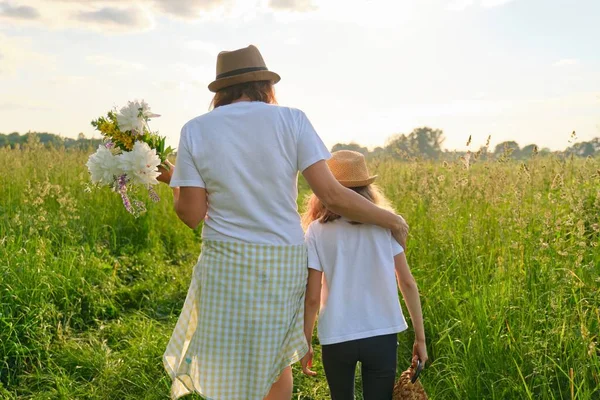 Mor och dotter barn som går längs ängen, utsikt från ryggen — Stockfoto