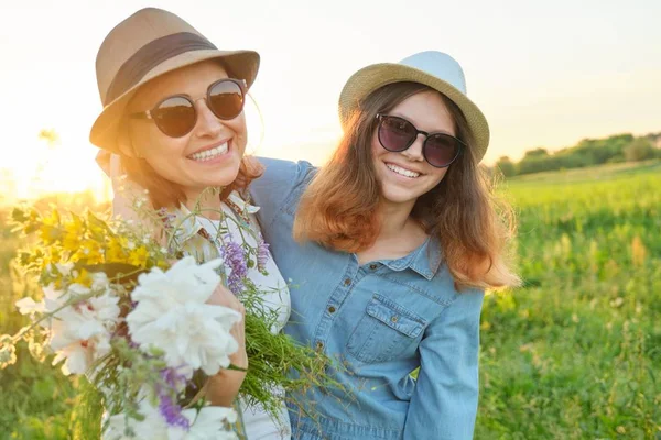 Retrato de verão de mãe e filha felizes na natureza no prado, hora de ouro — Fotografia de Stock