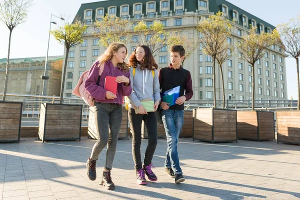 Outdoor portret nastoletnich studentów z plecaki chodzenie i rozmowa. — Zdjęcie stockowe