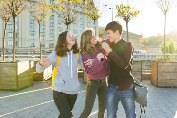 Amigos adolescentes estudiantes con mochilas escolares, divirtiéndose en el camino desde la escuela . — Foto de Stock