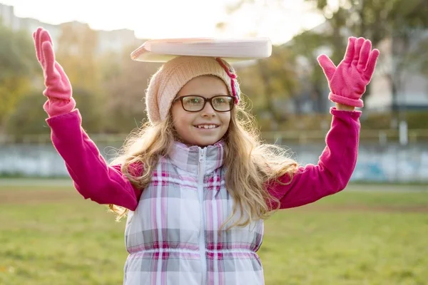 Portret van kleine schoolmeisje op zonnige herfst dag — Stockfoto