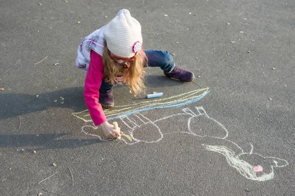 Dibujos en la acera, niña dibuja un unicornio — Foto de Stock