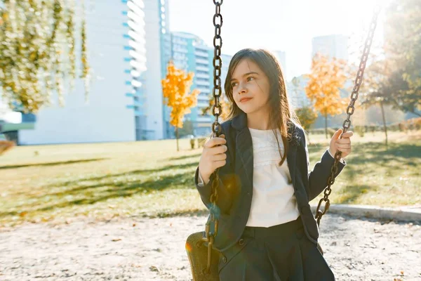 7, 8 세, 어린이가 가을 공원에서 스윙을 타는 미소 소녀의 초상화, 복사 공간, 골든 아워 — 스톡 사진