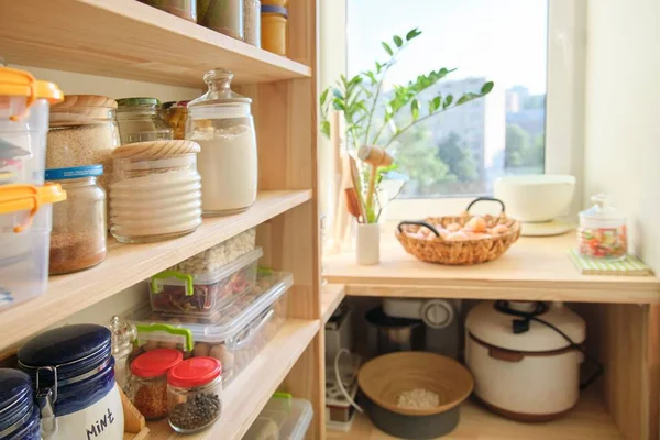 Prateleiras de madeira com alimentos e utensílios, utensílios de cozinha na despensa — Fotografia de Stock