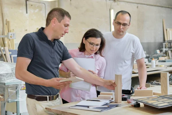 Skupina designérka lidí, klient, Tesař, inženýr výběr dřevěných výrobků — Stock fotografie