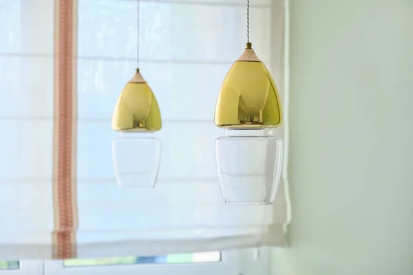 Interior home design, duas modernas lâmpadas de vidro de cor dourada sobre a mesa de jantar — Fotografia de Stock