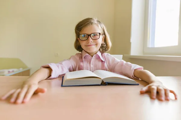 Kis okos lány szemüveg olvasatban nagy könyv — Stock Fotó