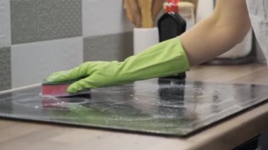 El kadın temizlik modern pişirme cam seramik elektrikli yüzey sünger ve deterjan ile Temizleme